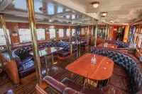 Navio restaurante à venda