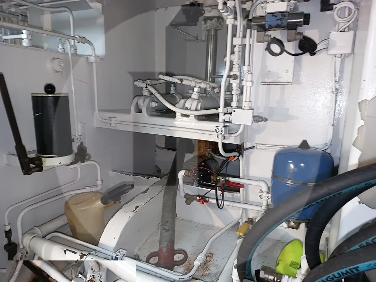 Navio transportador de peixes vivos à venda