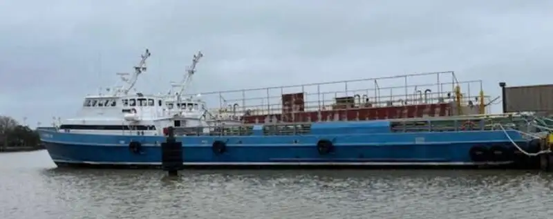 Barco de tripulação à venda