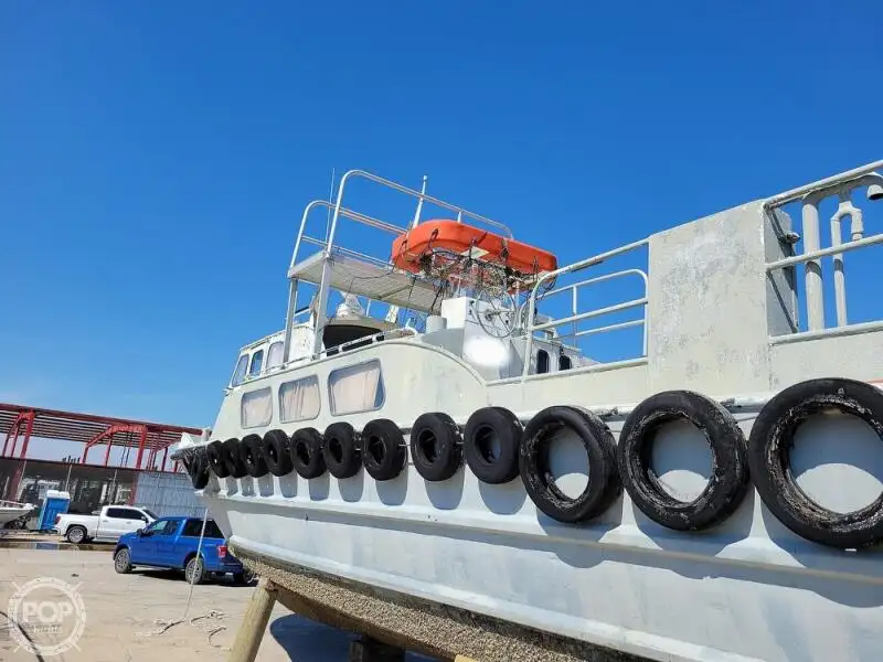 Barco de tripulação à venda