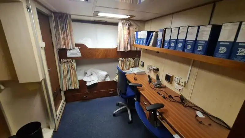 Navio de abastecimento à venda