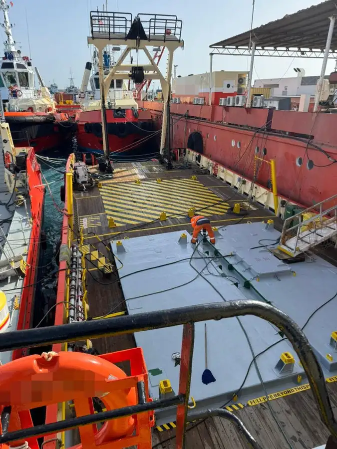 Navio porta-contêineres à venda