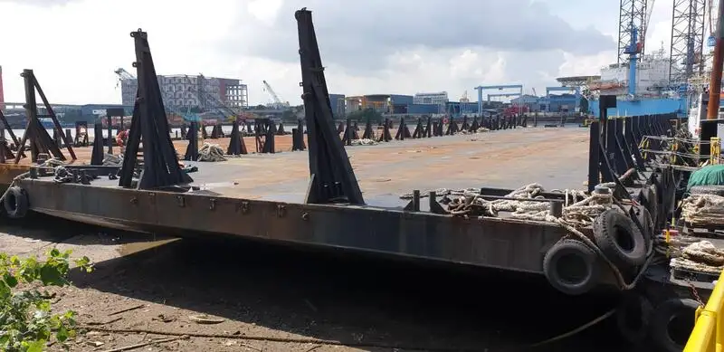 Barcaça à venda