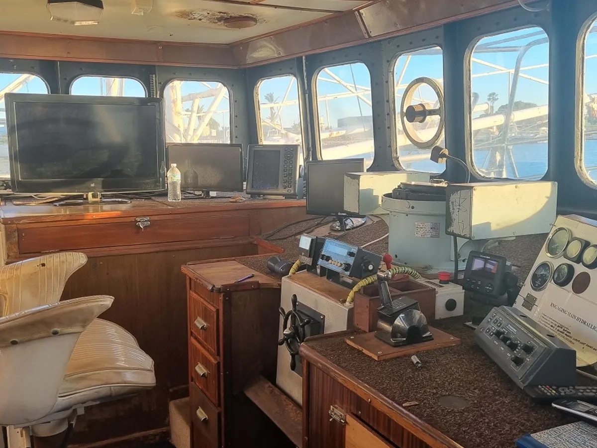 Navio de pesca de arrasto à venda