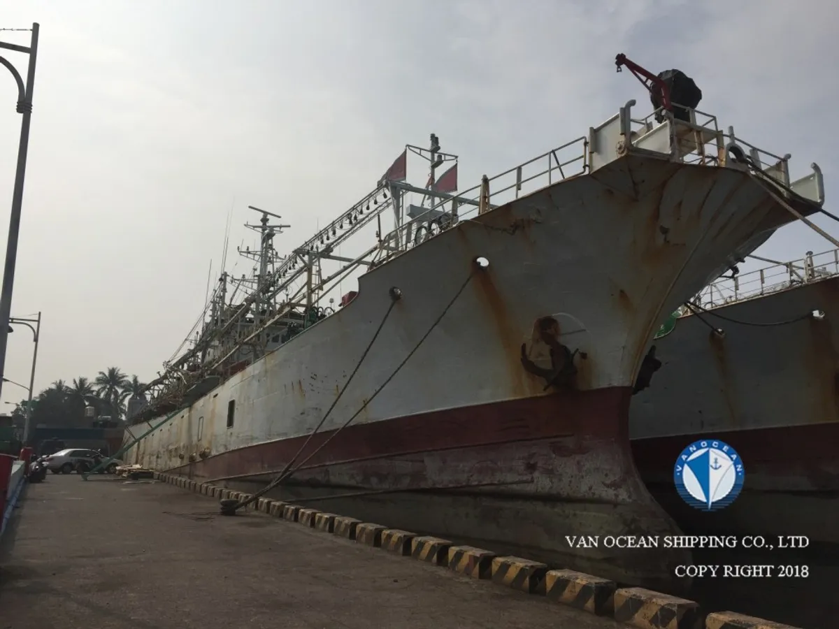 Navio de pesca de lula com anzol à venda