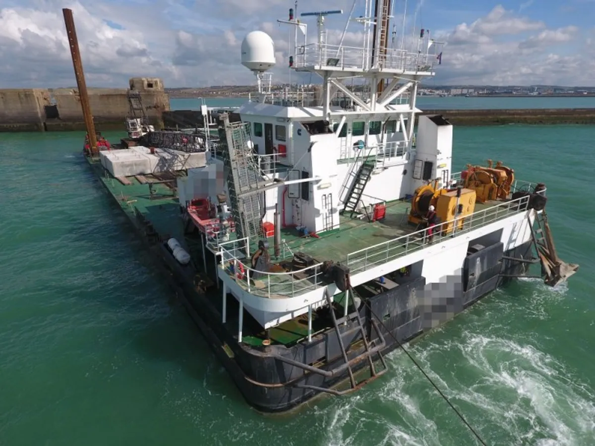 Navio de abastecimento à venda