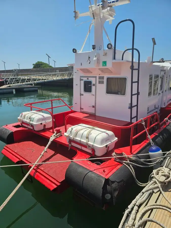 Barco de tripulação à venda