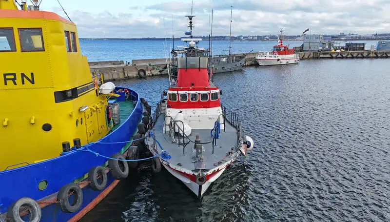 Navio de resgate à venda