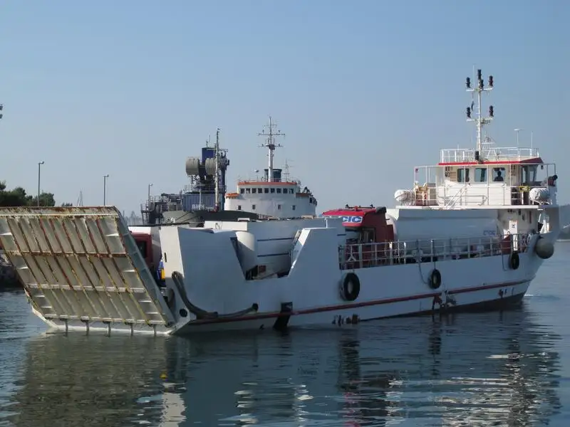 Navio porta-contêineres à venda
