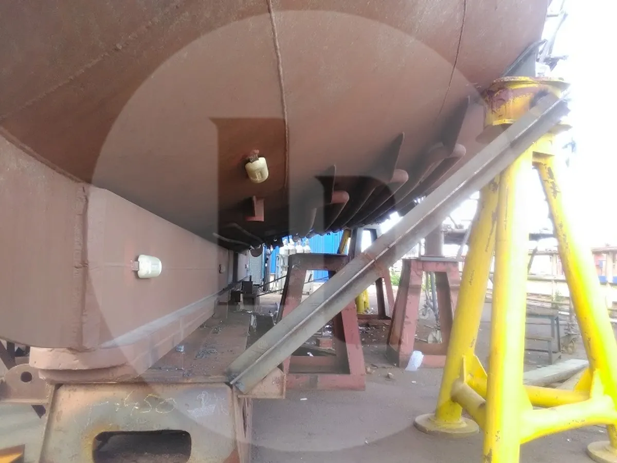 Navio transportador de peixes vivos à venda