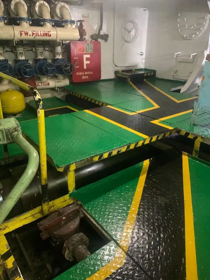 Navio de abastecimento à venda