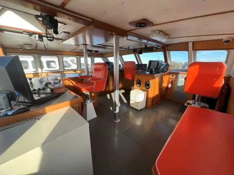 Barco de tripulação à venda