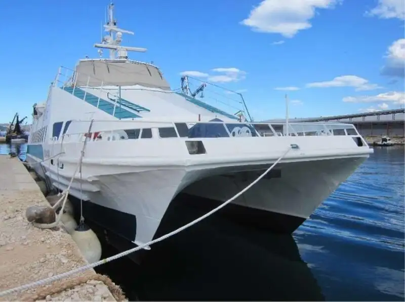 Catamarã à venda