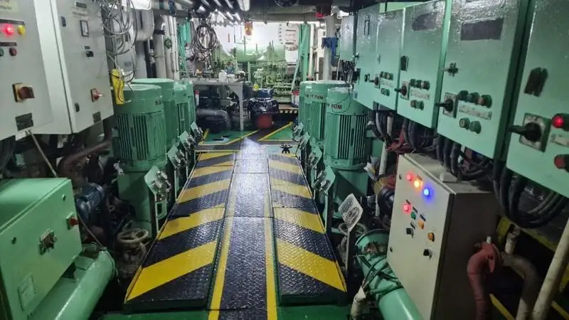 Navio de abastecimento à venda