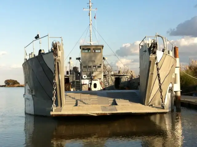 Balsa de desembarque, tanque à venda