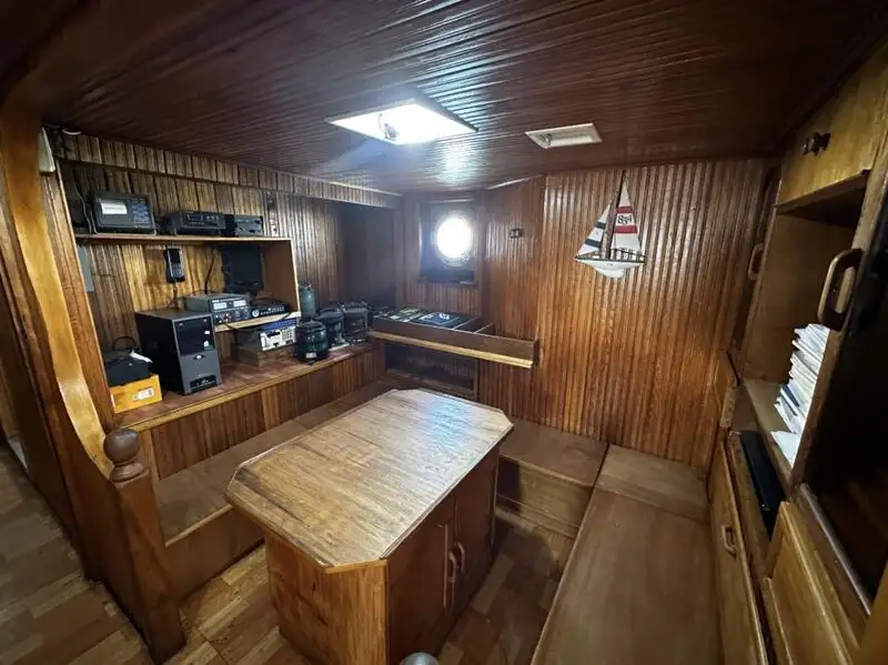 Navio de pesca de arrasto à venda
