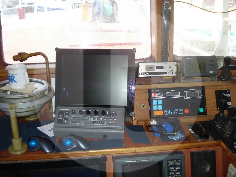 Navio transportador de peixes vivos à venda