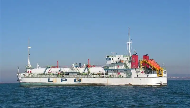 Navio transportador de GNL à venda