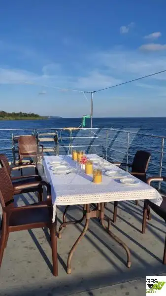 Navio restaurante à venda