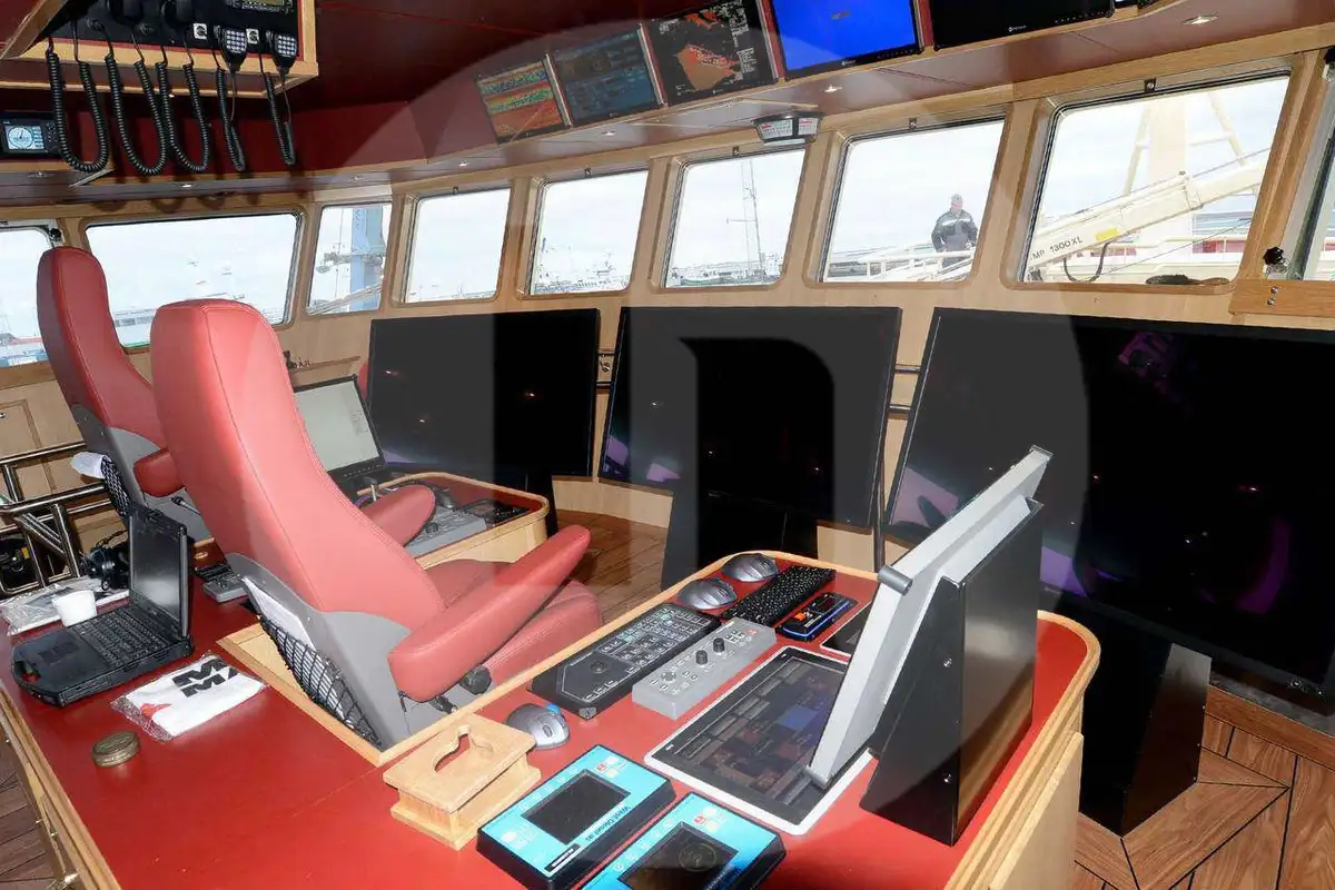 Navio transportador de peixes vivos à venda
