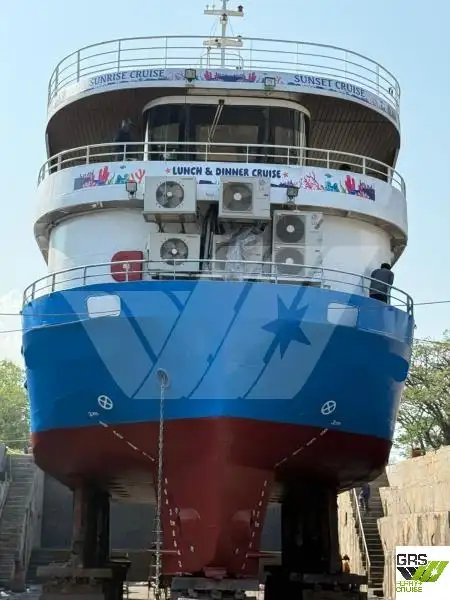 Navio restaurante à venda