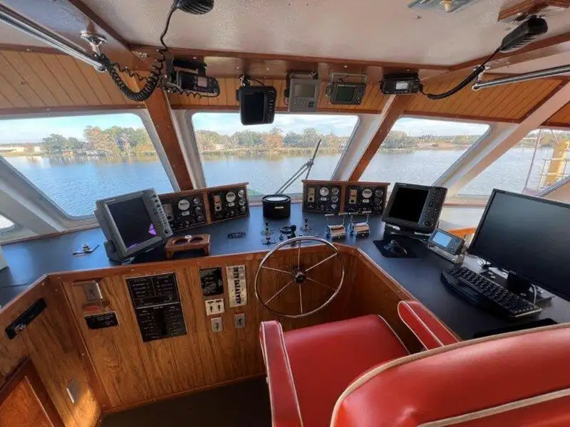 Barco de tripulação à venda