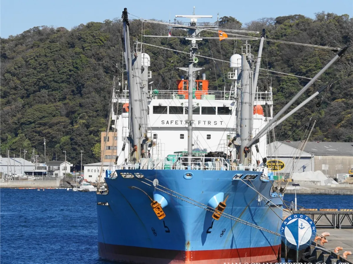 Navio frigorífico à venda