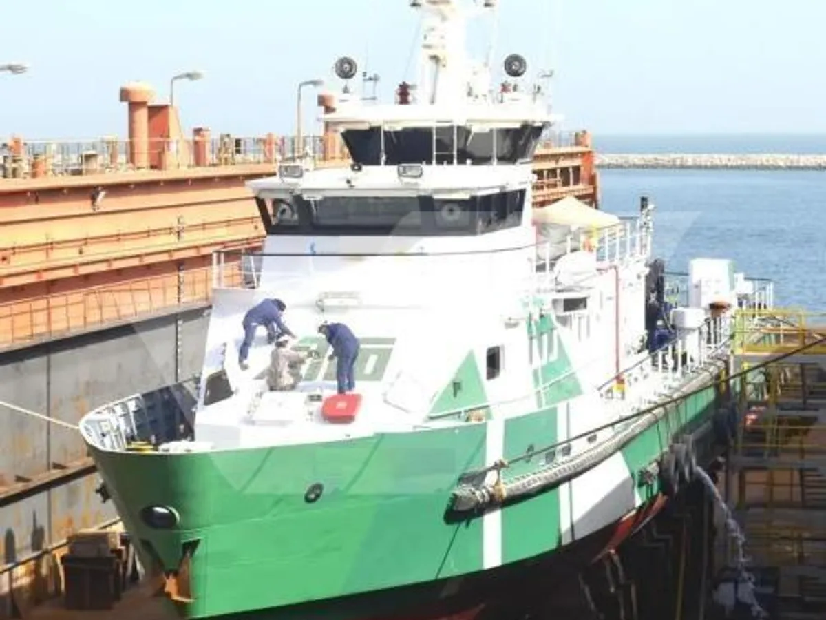 Barco de tripulação à venda