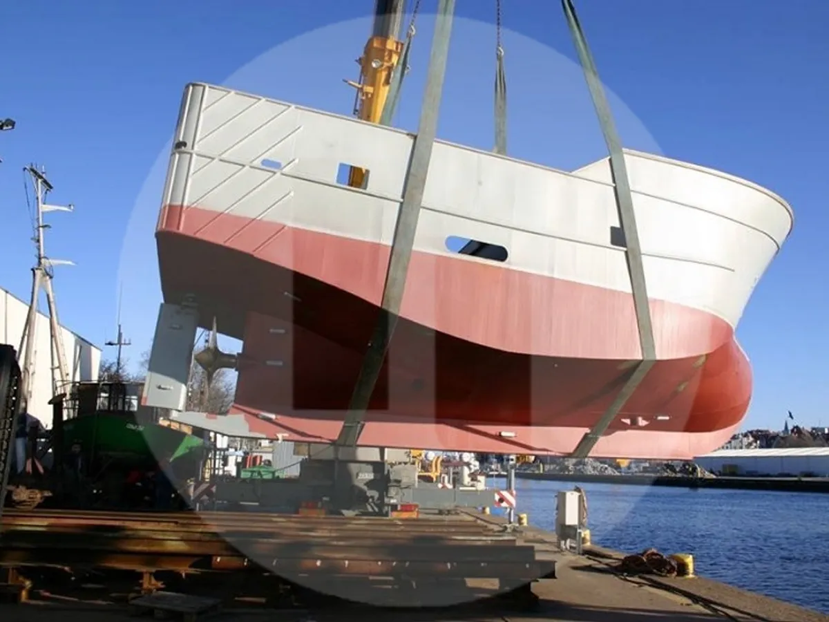Navio transportador de peixes vivos à venda
