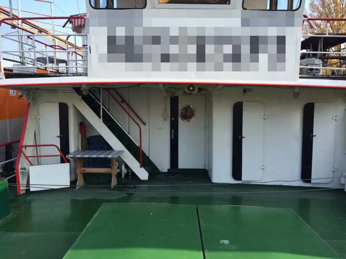 Navio porta-contêineres à venda