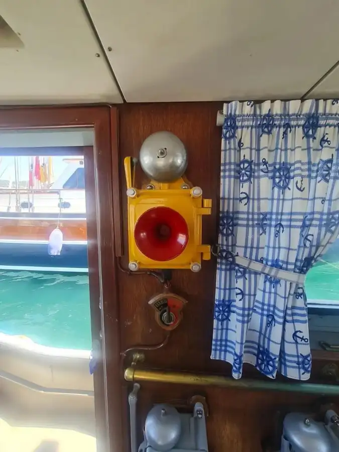 Navio de combate a incêndios à venda