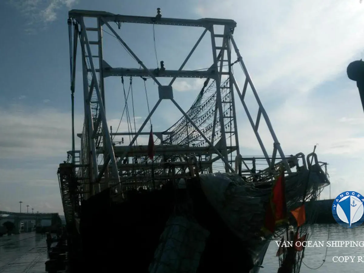 Navio de pesca de lula com anzol à venda