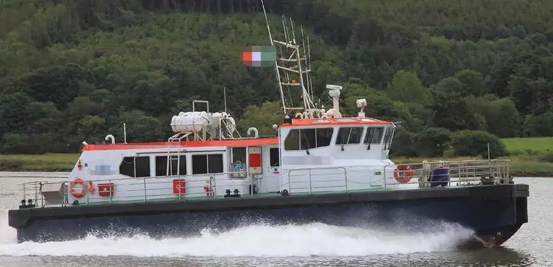 Barco de tripulação à venda