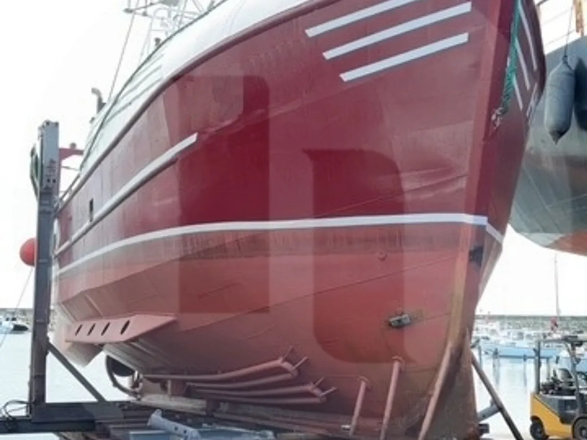 Navio transportador de peixes vivos à venda