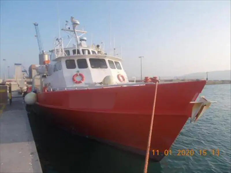 Barco de tripulação à venda