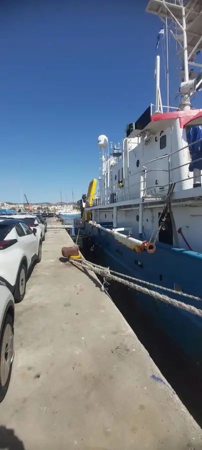 Navio de pesquisa à venda