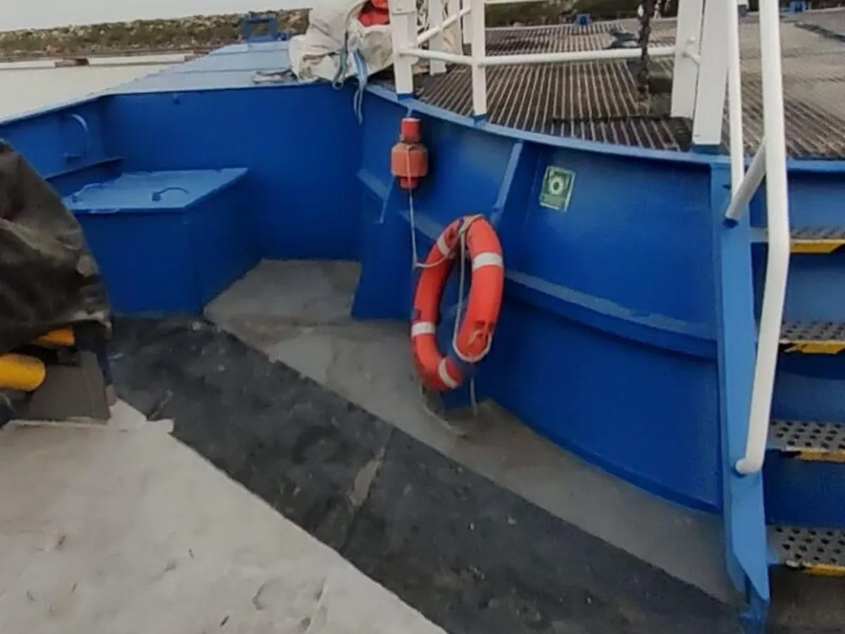 Barco de tripulação à venda