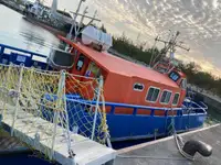 Barco de tripulação à venda
