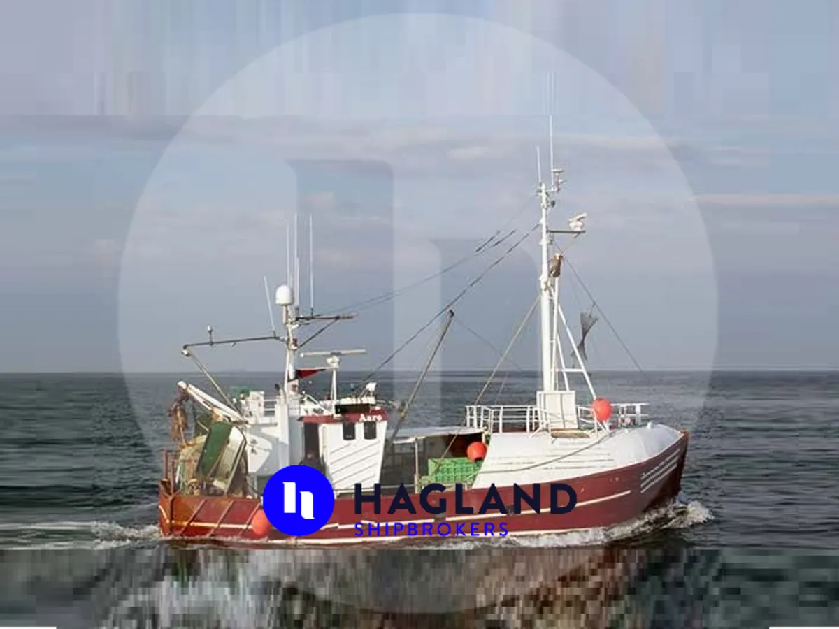 Navio transportador de peixes vivos à venda
