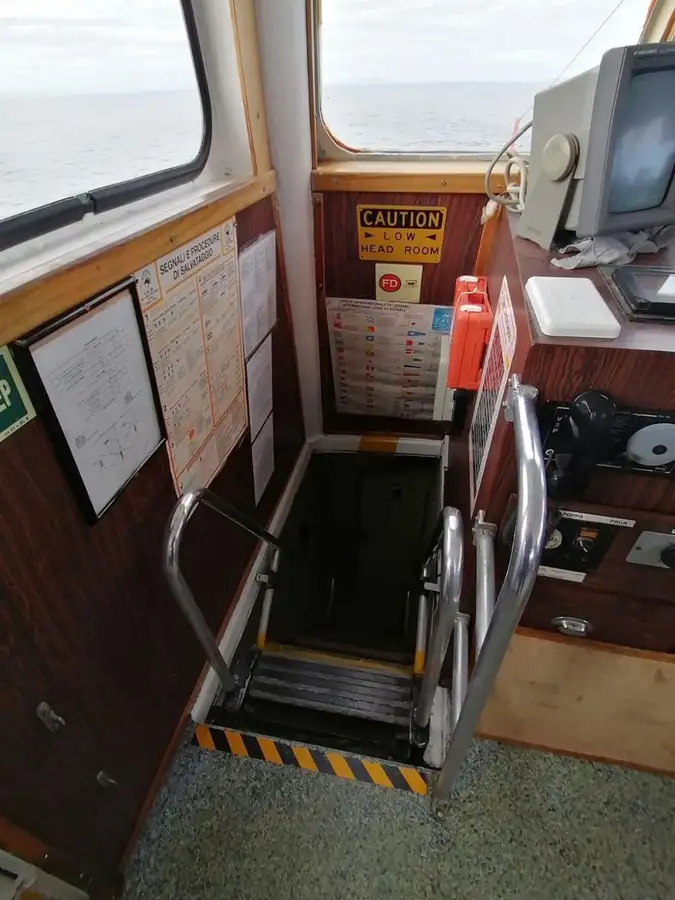 Barco de tripulação à venda