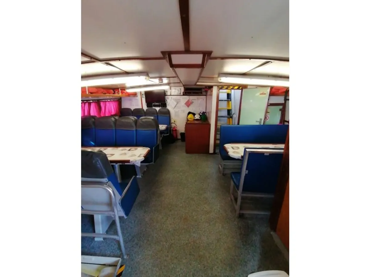 Barco de tripulação à venda