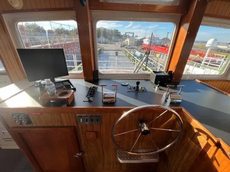 Barco de tripulação à venda