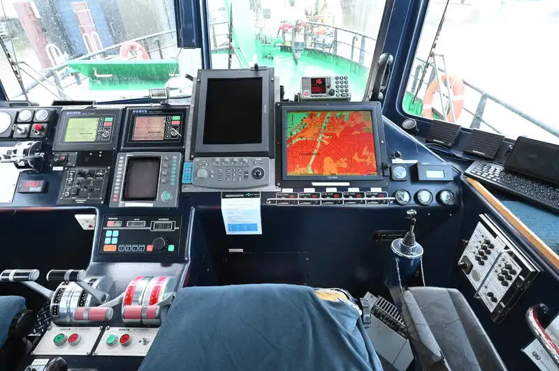 Navio de combate a incêndios à venda