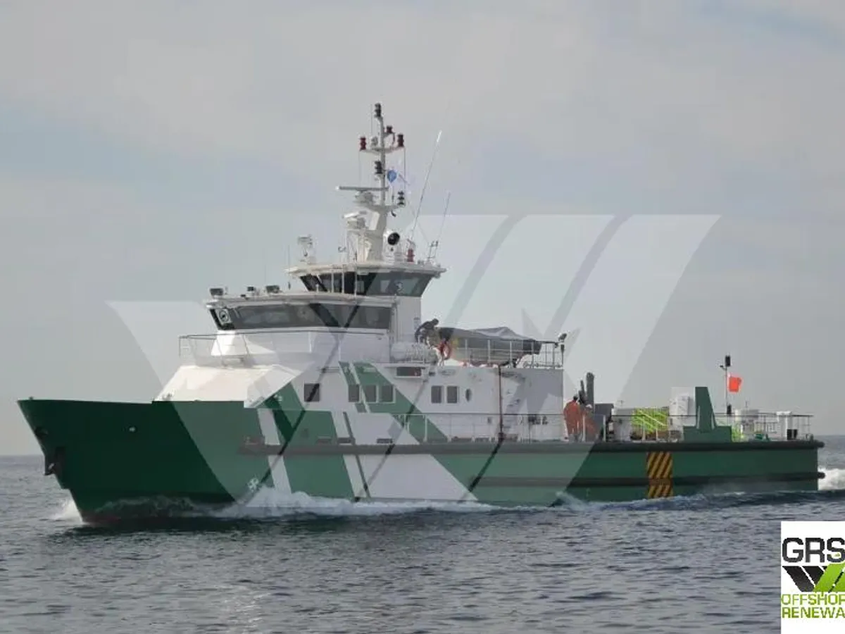 Barco de tripulação à venda