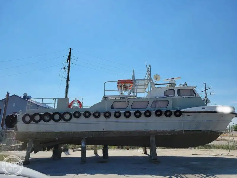 Barco de tripulação à venda