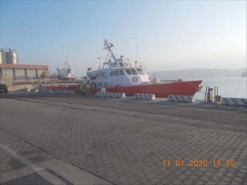 Barco de tripulação à venda