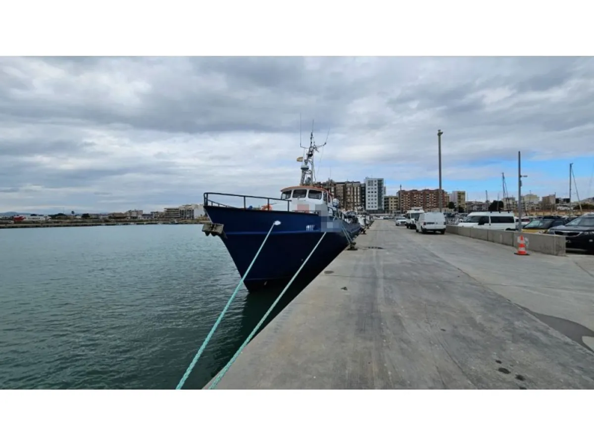 Barco de tripulação à venda
