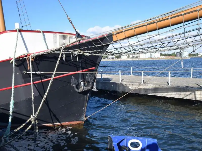Navio restaurante à venda