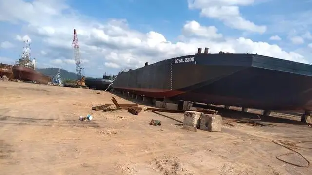 Barcaça à venda
