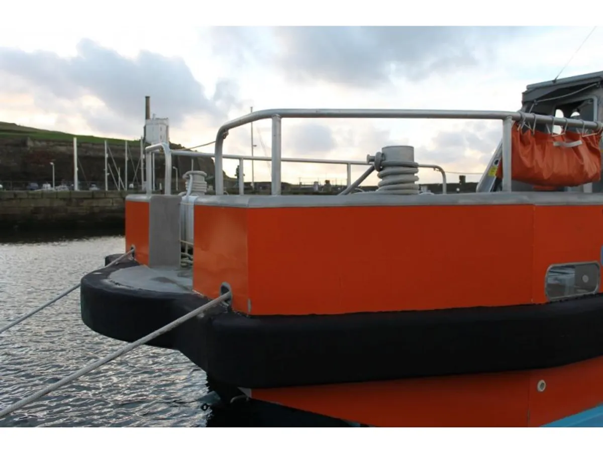 Barco de tripulação à venda